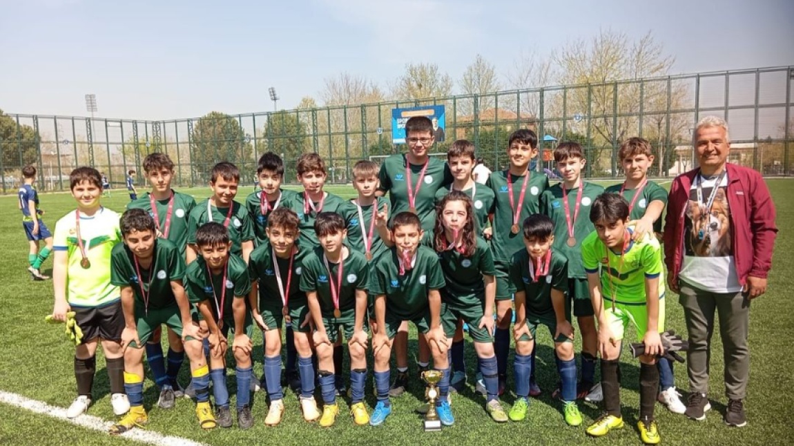 Okul yıldız futbol takımımız rakibini 3-1 yenerek Osmangazi-Bursa 3.sü olmuştur.  ️